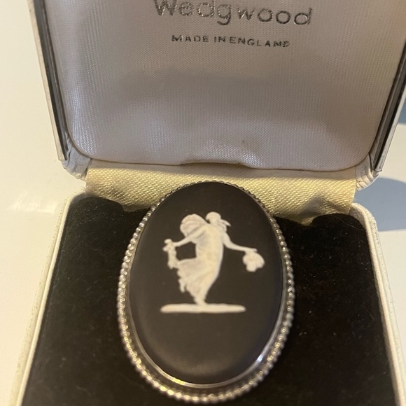 Closing closet make offer- 1969 Wedgwood brooch - Picture 2 of 4